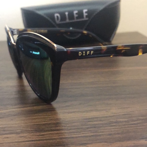 Diff Sunglasses with Case - Picture 4 of 4